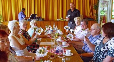 AWO-Vorsitzender Walter Feiniler überreicht die Muttertagsgeschenke (hinten rechts, stehend)