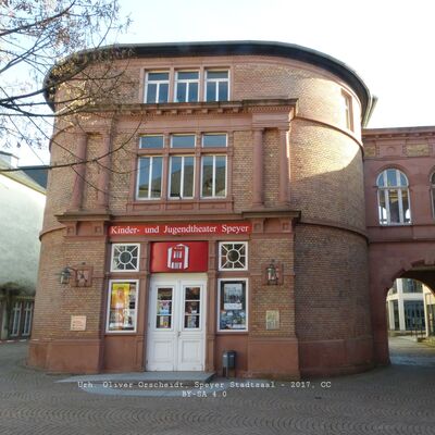 Urheber: Oliver Orschiedt, Speyer Stadtsaal - 2017, CC BY-SA 4.0