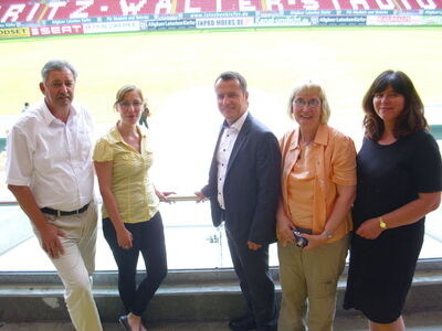 (v.l.n.r.) Karl-Heinz Weinmann, Stefanie Seiler, Jens Guth und außen Jutta Steinruck auf den Stufen der FCK Tribüne.