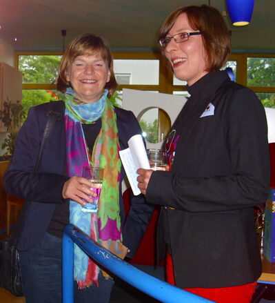 Heike Mrosek-Handwerk und Stefanie Seiler (v.l.) begrüßen