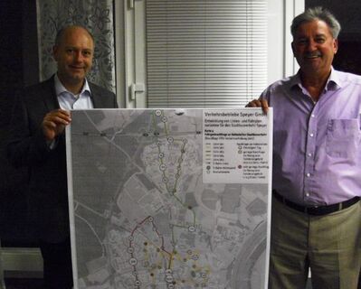 Karl Heinz Weinmann und Alexander Braun (von rechts nach links) stellen den Verkehrsplan vor